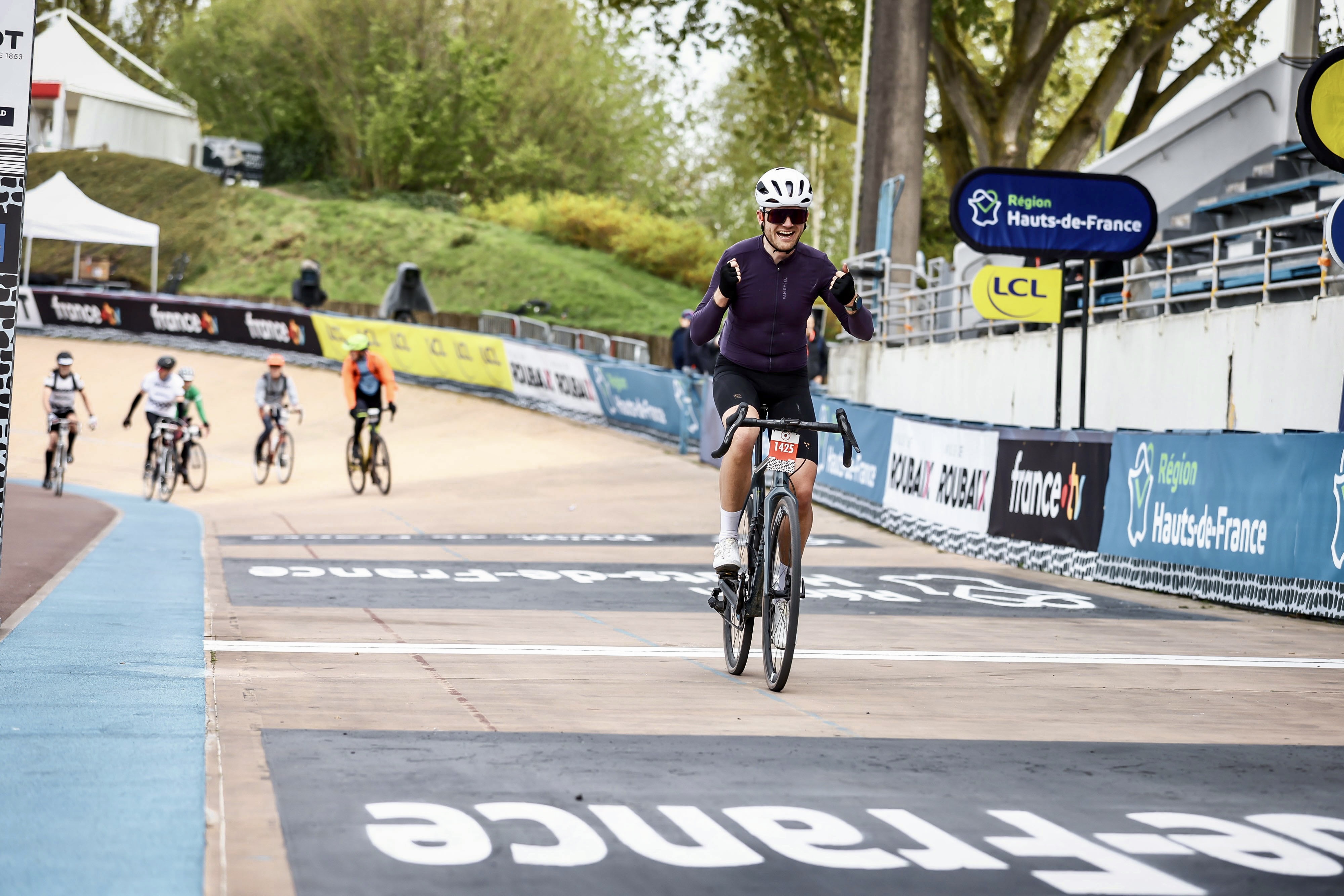 Zieleinfahrt im Velodrom bei Paris-Roubaix