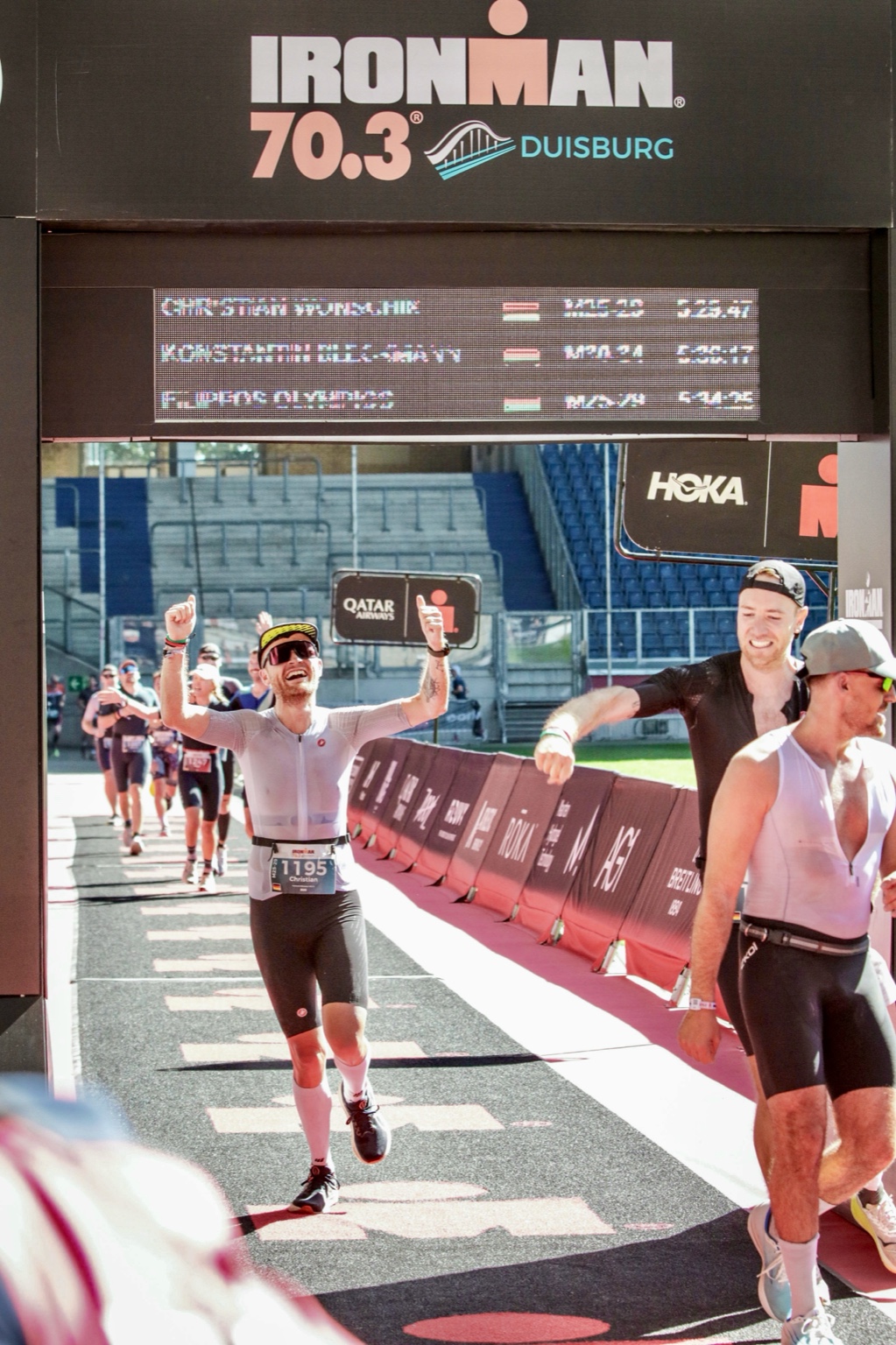 Chris Wonschik im Ziel beim IRONMAN 70.3 Duisburg